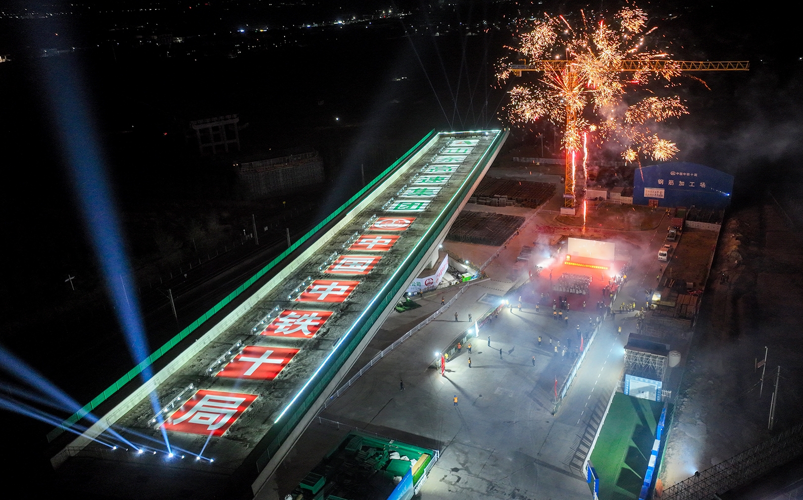 30000吨！山东最大跨度高速公路预应力T构转体桥施工就位